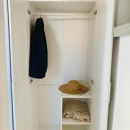 Cozy & Tiny & Newly Renovated House Hébergement de vacances